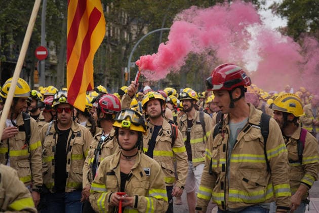 Catalonia s Firefighters Protest to Demand Better Working Conditions Several firefighters during a protest on September 18, 2026, in Barcelona, Catalonia, Spain The Catalonia Firefighters are demanding the updating and strict enforcement of labor agreements previously signed with the government; they are denouncing the risks associated with exposure to toxic substances and insisting on the implementation of effective decontamination measures for their equipment. September 18, 2026, Barcelona, Catalonia Barcelona, Catalonia, Spain  Copyright: xDavidxZorrakinox 7783515