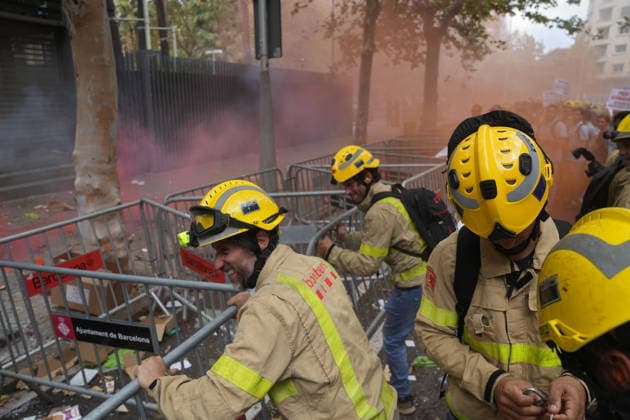 Catalonia s Firefighters Protest to Demand Better Working Conditions Several firefighters during a protest on September 18, 2026, in Barcelona, Catalonia, Spain The Catalonia Firefighters are demanding the updating and strict enforcement of labor agreements previously signed with the government; they are denouncing the risks associated with exposure to toxic substances and insisting on the implementation of effective decontamination measures for their equipment. September 18, 2026, Barcelona, Catalonia Barcelona, Catalonia, Spain  Copyright: xDavidxZorrakinox 7783526