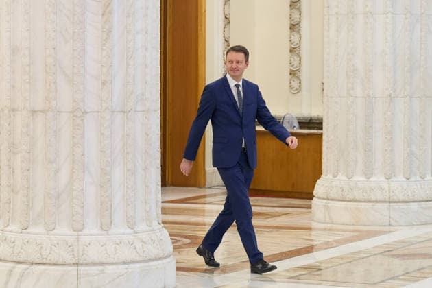 Romania PM Bid: Muresan First Public Appearance Bucharest, Romania. 18th Sep, 2026: Siegfried Muresan, Romania s prime minister candidate, arrives to deliver a press statement at the Romanian Senate. Muresan, National Liberal Party (PNL) MEP, is the third candidate nominated by the Romanian president in an attempt to secure a majority vote in Parliament. Today is the 136th day without a full‘term prime minister, after the Bolojan government was dismissed in a no-confidence vote. Bucharest Romania Copyright: xLucianxAlecux