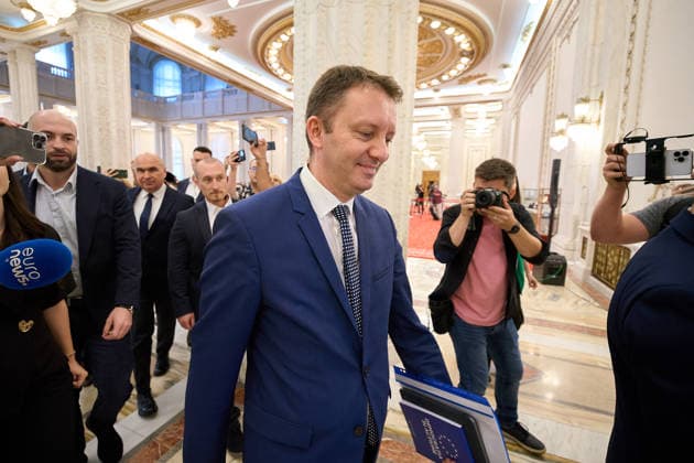 Romania PM Bid: Muresan First Public Appearance Bucharest, Romania. 18th Sep, 2026: Siegfried Muresan, Romania s prime minister candidate, arrives at the Romanian Senate. Muresan, National Liberal Party (PNL) MEP, is the third candidate nominated by the Romanian president in an attempt to secure a majority vote in Parliament. Today is the 136th day without a full‘term prime minister, after the Bolojan government was dismissed in a no-confidence vote. Bucharest Romania Copyright: xLucianxAlecux