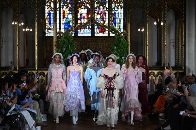 London Fashion Week LONDON, UNITED KINGDOM - SEPTEMBER 18: Models showcase creations by Turkish fashion designer Bora Aksu from his Spring Summer 2027 (SS27) collection during London Fashion Week at St Cyprian s Church in London, United Kingdom on September 18, 2026. Rasid Necati Aslim Anadolu London United Kingdom. Editorial use only. Please get in touch for any other usage.  Copyright: x2026xAnadoluxRasidxNecatixAslimx