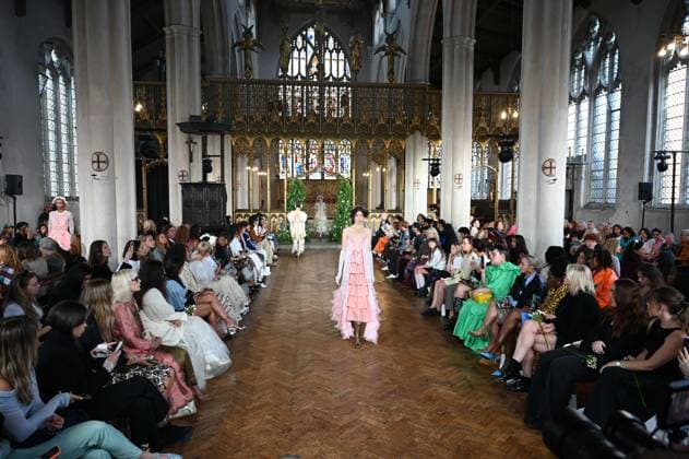 London Fashion Week LONDON, UNITED KINGDOM - SEPTEMBER 18: Models showcase creations by Turkish fashion designer Bora Aksu from his Spring Summer 2027 (SS27) collection during London Fashion Week at St Cyprian s Church in London, United Kingdom on September 18, 2026. Rasid Necati Aslim Anadolu London United Kingdom. Editorial use only. Please get in touch for any other usage.  Copyright: x2026xAnadoluxRasidxNecatixAslimx