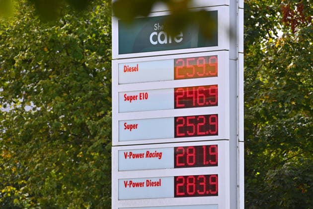 New record highs at the gas pump every day. Featured image: Fuel prices; Gas prices are driving inflation at gas stations; Price list for fuel types in the Munich district on September 18, 2026