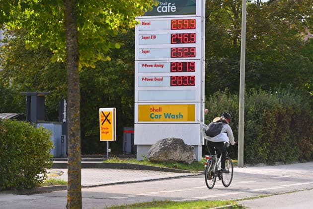 New record highs at the gas pump every day. Featured image: Fuel prices; Gas prices are driving inflation at gas stations; Price list for fuel types in the Munich district on September 18, 2026
