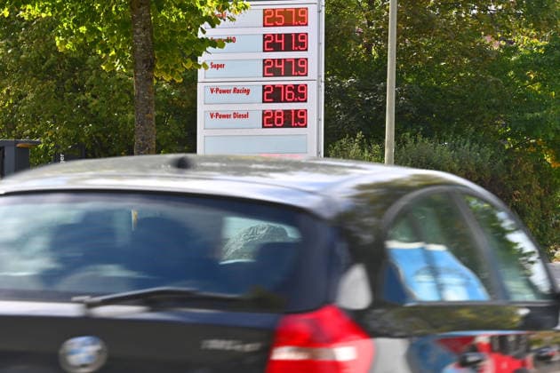 New record highs at the gas pump every day. Featured image: Fuel prices; Gas prices are driving inflation at gas stations; Price list for fuel types in the Munich district on September 18, 2026