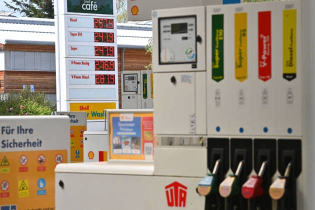 New record highs at the gas pump every day. Featured image: Fuel prices; Gas prices are driving inflation. Gas station; gas pump with nozzles; fuel types in the Munich district on September 18, 2026