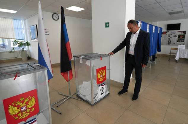 Russia Regions Parliamentary Election 9245855 18.09.2026 Serbian observer Miljan Damnjanovic monitors the voting process at a polling station during elections to Russia s ninth State Duma, the lower house of parliament, in Mariupol, Donetsk People s Republic, Russia. Alexander Ivanov Sputnik Mariupol Donetsk People s Republic Russia  Copyright: xAlexanderxIvanovx