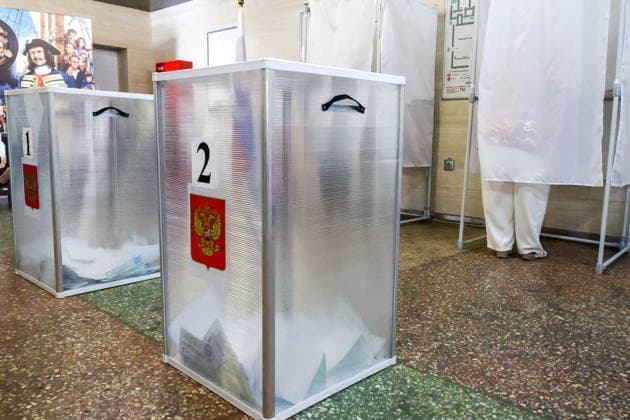 RUSSIA, MELITOPOL - SEPTEMBER 18, 2026: A woman votes in a voting booth at a polling station during the 2026 Russian legislative election. From September 18 to 20, Russia holds regional parliamentary elections, alongside the election of members to the Russian State Duma (the lower house of the Russian parliament) Melitopol Russia  - ZUMAt113 20260918_zaa_t113_420 Copyright: xAlexanderxPolegenkox