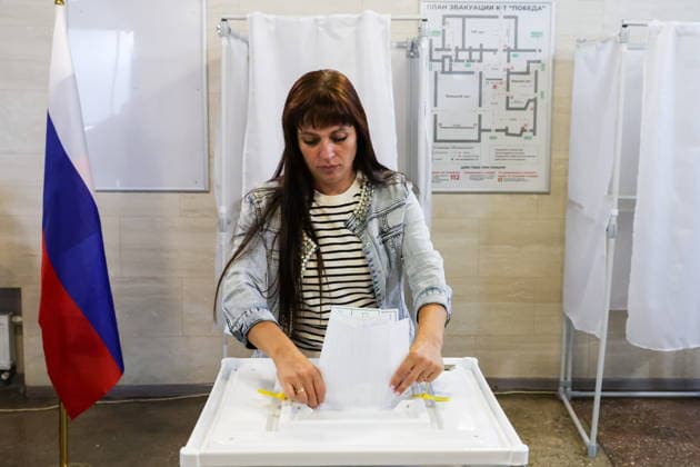 RUSSIA, MELITOPOL - SEPTEMBER 18, 2026: A woman casts her ballot at a polling station during the 2026 Russian legislative election. From September 18 to 20, Russia holds regional parliamentary elections, alongside the election of members to the Russian State Duma (the lower house of the Russian parliament) Melitopol Russia  - ZUMAt113 20260918_zaa_t113_418 Copyright: xAlexanderxPolegenkox