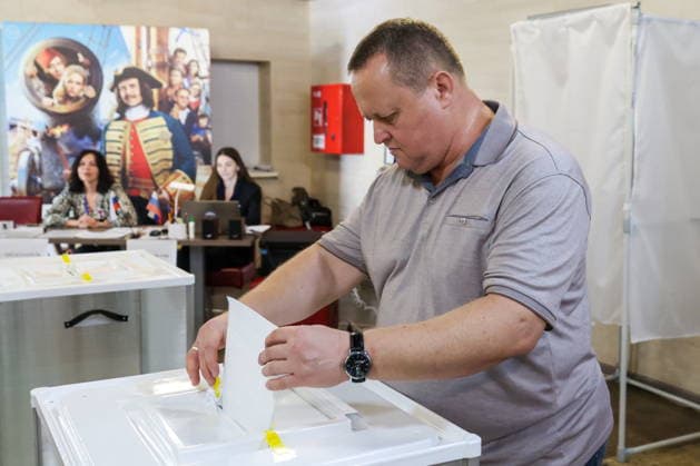 RUSSIA, MELITOPOL - SEPTEMBER 18, 2026: A man casts his ballot at a polling station during the 2026 Russian legislative election. From September 18 to 20, Russia holds regional parliamentary elections, alongside the election of members to the Russian State Duma (the lower house of the Russian parliament) Melitopol Russia  - ZUMAt113 20260918_zaa_t113_419 Copyright: xAlexanderxPolegenkox