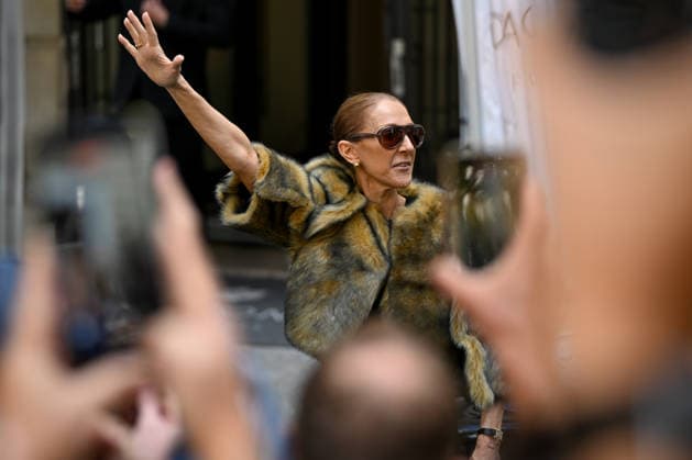 Celine Dion in front of the Royal Monceau in Paris. Celine Dion spent time with fans before heading to the venue, the Royal Monceau hotel in Paris, France. 459761 2026 09 18 Paris, France. Dion, Céline  Copyright: xL.Urmanx xStarfacex STAR_459761_007