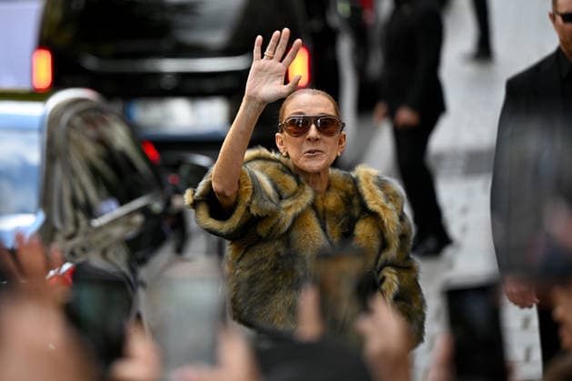 Celine Dion in front of the Royal Monceau in Paris. Celine Dion spent time with fans before heading to the venue, the Royal Monceau hotel in Paris, France. 459761 2026 09 18 Paris, France. Dion, Céline  Copyright: xL.Urmanx xStarfacex STAR_459761_008