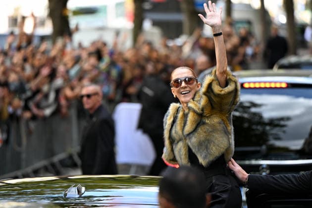 Celine Dion in front of the Royal Monceau in Paris. Celine Dion spent time with fans before heading to the venue, the Royal Monceau Hotel in Paris, France. 459761 2026 09 18 Paris, France. Dion, Céline  Copyright: xL.Urmanx xStarfacex STAR_459761_015