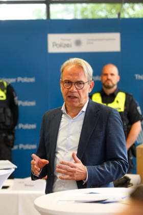 Police Unveil Holster-Tri Copyright: xMarioxGentzelx