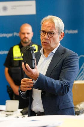 Police Unveil Holster-Tri Copyright: xMarioxGentzelx