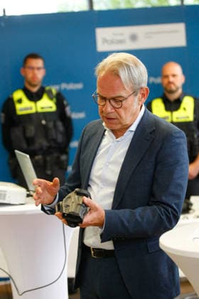Police Unveil Holster-Tri Copyright: xMarioxGentzelx