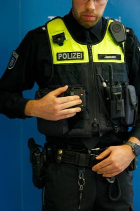 Police Unveil Holster-Triggered Bodycam System for the First Time Erfurt, September 18, 2 Copyright: xMarioxGentzelx