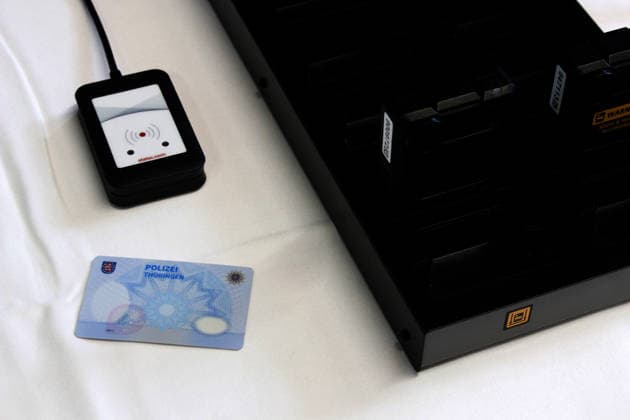 Police Unveil Holster Signal Trigger for Body Cams for the Firs Copyright: xMarioxGentzelx