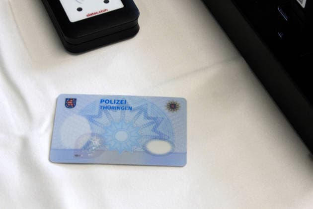 Police Unveil Holster Signal Trigger for Body Cams for the Firs Copyright: xMarioxGentzelx