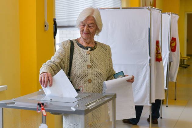 RUSSIA, KRASNODAR - SEPTEMBER 18, 2026: A woman casts her ballot into a ballot box at a polling station during the 2026 Russian legislative election. From September 18 to 20, Russia holds regional parliamentary elections, alongside the election of members to the Russian State Duma (the lower house of the Russian parliament) Krasnodar Russia  - ZUMAt113 20260918_zaa_t113_434 Copyright: xRomanxSokolovx