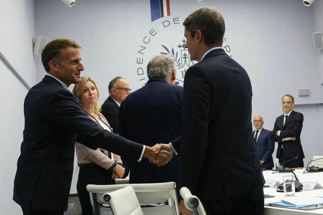 Emmanuel Macron, President of the French Republic, met with the leaders of the major political parties to discuss soaring fuel prices and the international situation at the Élysée Palace in Paris, on September 18, 2026. Thomas Samson, Pool Bestimage. French President Emmanuel Macron (L) welcomes Gabriel Attal (C), General Secretary of the French centrist party Renaissance, as co-president of the French center-left party Place publique (PP); Raphael Glucksmann (R); and Eric Ciotti (2nd R), President of the French right-wing Union of the Right for the Republic (UDR) look on, ahead of a meeting at the Élysée Palace in Paris on September 18, 2026, to discuss international conflicts and their domestic implications. Photo by Thomas SAMSON, AFP, Copyright: xThomasxSamson Pool BestimagexThomasxSamson Pool Bestimagex