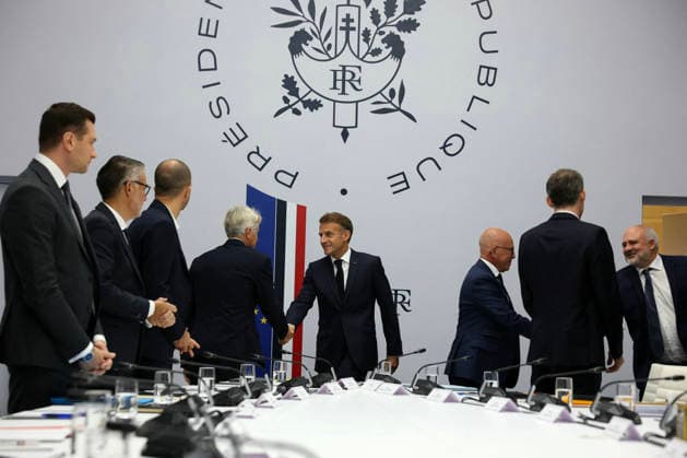 Emmanuel Macron, President of the French Republic, met with the leaders of the major political parties to discuss soaring fuel prices and the international situation at the Élysée Palace in Paris, on September 18, 2026. Thomas Samson Pool Bestimage: French President Emmanuel Macron (C) welcomes Jordan Bardella (L), President of the far-right party Rassemblement National (RN), and Olivier Faure (2nd L), First Secretary of the left-wing Socialist Party (PS), Coordinator of the French left-wing party La France Insoumise (LFI), Manuel Bompard (3rd from left), President of the French right-wing Union of the Right for the Republic (UDR), Eric Ciotti (3rd from right), ahead of a meeting at the Élysée Palace in Paris on September 18, 2026, to disc Copyright: xThomasxSamson Pool BestimagexThomasxSamson Pool Bestimagex
