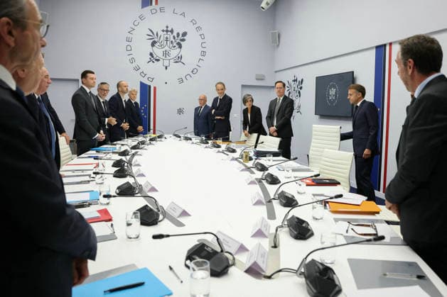 Emmanuel Macron, President of the French Republic, met with leading party officials to discuss soaring fuel prices and the international situation at the Élysée Palace in Paris, September 18, 2026. Thomas Samson, Pool Bestimage. French President Emmanuel Macron (third from right) welcomes candidates for the 2027 presidential election and party leaders to discuss the geopolitical situation and its consequences at the Élysée Palace in Paris on September 18, 2026 Photo by Thomas SAMSON AFP Paris, France  Copyright: xThomasxSamson Pool BestimagexThomasxSamson Pool Bestimagex