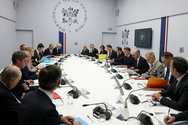 Emmanuel Macron, President of the French Republic, met with the leaders of the major political parties to discuss soaring fuel prices and the international situation at the Élysée Palace in Paris, September 18, 2026. Thomas Samson, Pool Bestimage. French President Emmanuel Macron (6th from right) welcomes candidates for the 2027 presidential election and party leaders to discuss the geopolitical situation and its consequences at the Élysée Palace in Paris on September 18, 2026. Photo by Thomas SAMSON, AFP, Paris, France  Copyright: xThomasxSamson Pool BestimagexThomasxSamson Pool Bestimagex