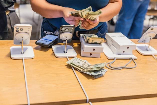Apple Store on Fifth Avenue in New York City, United States Apple Store on Fifth Avenue in New York City, United States, on September 18, 2026. Apple begins selling the iPhone 18 lineup. NEW YORK NY UNITED STATES Copyright: xVANESSAxCARVALHOx