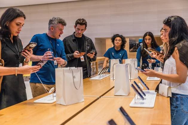 Apple Store on Fifth Avenue in New York City, United States Apple Store on Fifth Avenue in New York City, United States, on September 18, 2026. Apple begins selling the iPhone 18 lineup. NEW YORK NY UNITED STATES Copyright: xVANESSAxCARVALHOx