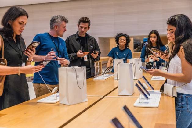 Apple Store on Fifth Avenue in New York City, United States Apple Store on Fifth Avenue in New York City, United States, on September 18, 2026. Apple begins selling the iPhone 18 lineup. NEW YORK NY UNITED STATES Copyright: xVANESSAxCARVALHOx