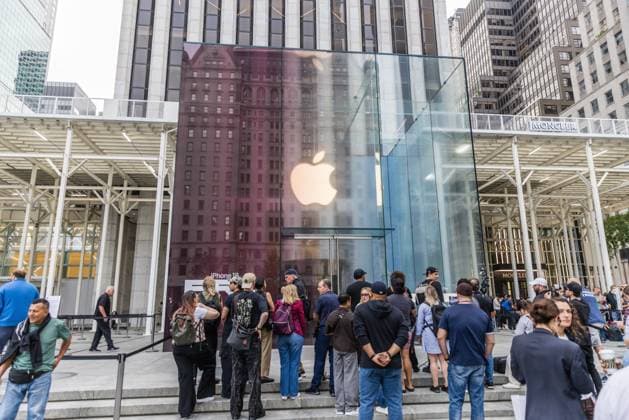 Apple Store on Fifth Avenue in New York City, United States Apple Store on Fifth Avenue in New York City, United States, on September 18, 2026. Apple begins selling the iPhone 18 lineup. NEW YORK NY UNITED STATES Copyright: xVANESSAxCARVALHOx