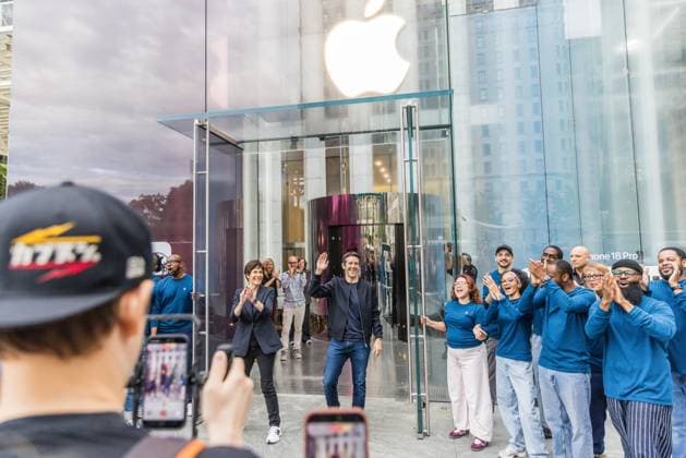 Apple Store on Fifth Avenue in New York City, United States Apple executive John Ternus opens the Apple Store on Fifth Avenue in New York City, United States, on September 18, 2026. Apple begins selling the iPhone 18 lineup. NEW YORK NY UNITED STATES Copyright: xVANESSAxCARVALHOx