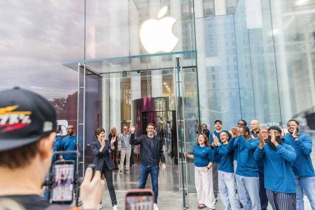 Apple Store on Fifth Avenue in New York City, United States Apple executive John Ternus opens the Apple Store on Fifth Avenue in New York City, United States, on September 18, 2026. Apple begins selling the iPhone 18 lineup. NEW YORK NY UNITED STATES Copyright: xVANESSAxCARVALHOx