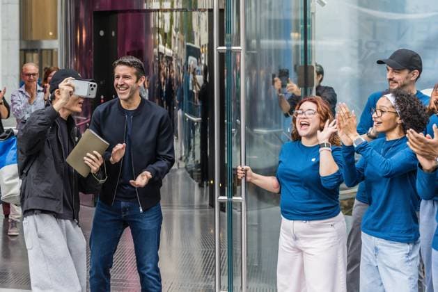 Apple Store on Fifth Avenue in New York City, United States Apple executive John Ternus opens the Apple Store on Fifth Avenue in New York City, United States, on September 18, 2026. Apple begins selling the iPhone 18 lineup. NEW YORK NY UNITED STATES Copyright: xVANESSAxCARVALHOx