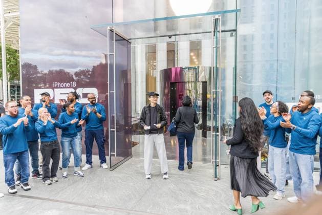Apple Store on Fifth Avenue in New York City, United States Apple Store on Fifth Avenue in New York City, United States, on September 18, 2026. Apple begins selling the iPhone 18 lineup. NEW YORK NY UNITED STATES Copyright: xVANESSAxCARVALHOx