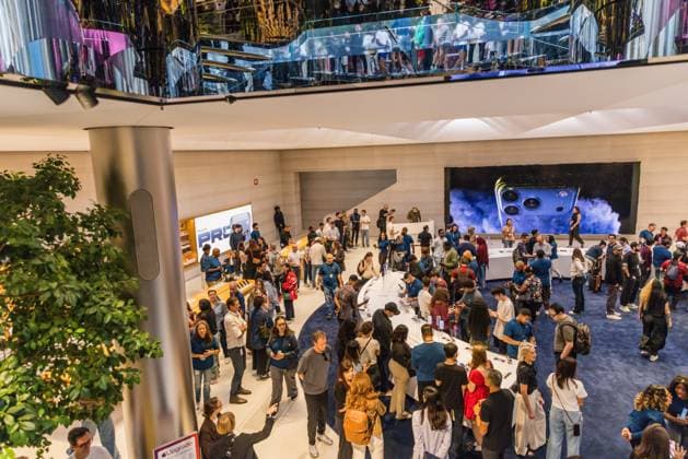 Apple Store on Fifth Avenue in New York City, United States Apple Store on Fifth Avenue in New York City, United States, on September 18, 2026. Apple begins selling the iPhone 18 lineup. NEW YORK NY UNITED STATES Copyright: xVANESSAxCARVALHOx
