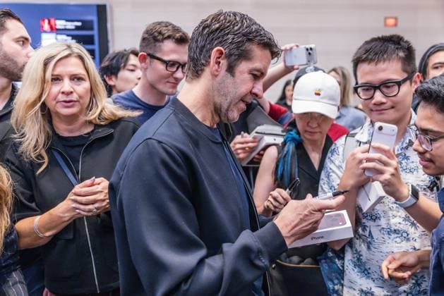 Apple Store on Fifth Avenue in New York City, United States Apple executive John Ternus opens the Apple Store on Fifth Avenue in New York City, United States, on September 18, 2026. Apple begins selling the iPhone 18 lineup. NEW YORK NY UNITED STATES Copyright: xVANESSAxCARVALHOx