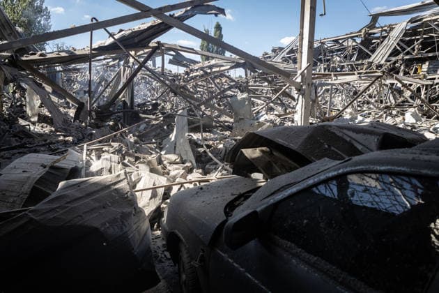 Aftermath of Russian airstrike in Sloviansk SLOVIANSK, UKRAINE - SEPTEMBER 18: A view of a destroyed warehouse in a commercial area with smoke rising from a fire following a Russian airstrike in Sloviansk, Ukraine, on September 18, 2026. Francisco Richart Anadolu Sloviansk Ukraine. Editorial use only. Please get in touch for any other usage.  Copyright: x2026xAnadoluxFranciscoxRichartx