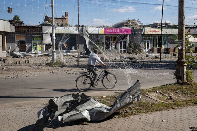 Aftermath of Russian airstrike in Sloviansk SLOVIANSK, UKRAINE - SEPTEMBER 18: A resident rides his bicycle past a destroyed commercial area following a Russian airstrike in Sloviansk, Ukraine, on September 18, 2026. Francisco Richart Anadolu Sloviansk Ukraine. Editorial use only. Please get in touch for any other usage.  Copyright: x2026xAnadoluxFranciscoxRichartx