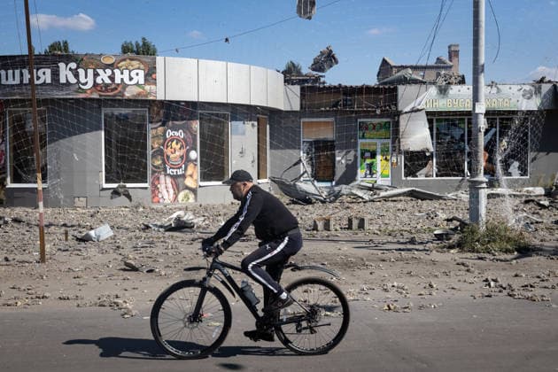 Aftermath of Russian airstrike in Sloviansk SLOVIANSK, UKRAINE - SEPTEMBER 18: A resident rides his bicycle past a destroyed commercial area following a Russian airstrike in Sloviansk, Ukraine, on September 18, 2026. Francisco Richart Anadolu Sloviansk Ukraine. Editorial use only. Please get in touch for any other usage.  Copyright: x2026xAnadoluxFranciscoxRichartx