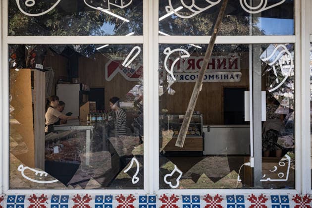 Aftermath of Russian airstrike in Sloviansk SLOVIANSK, UKRAINE - SEPTEMBER 18: Shop assistants serve a customer in a butcher shop following a Russian airstrike in Sloviansk, Ukraine, on September 18, 2026. Francisco Richart Anadolu Sloviansk Ukraine. Editorial use only. Please get in touch for any other usage.  Copyright: x2026xAnadoluxFranciscoxRichartx