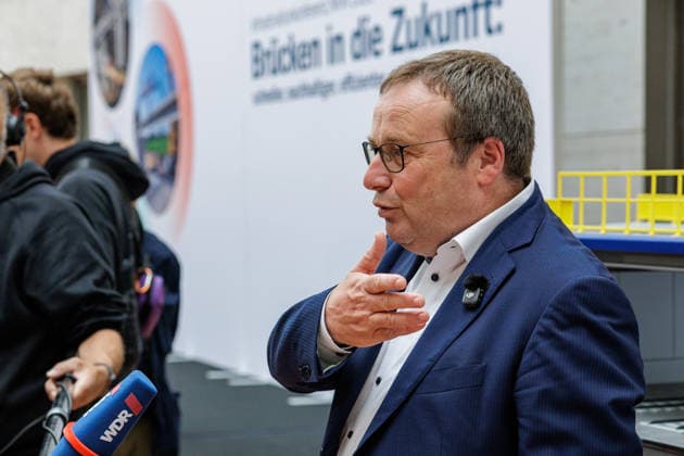 September 18, 2026, Düsseldorf, North Rhine-Westphalia: Transportation Minister Oliver Krischer on the sidelines of the NRW 2026 Infrastructure Conference, themed Building and Renovating Bridges Faster, Düsseldorf, Ministry of the Environment, Nature Conservation, and Transportation, Emilie Preyer Platz 1, North Rhine-Westphalia, Germany