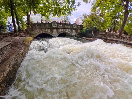 Störung an der Münchner Eisbachwelle, die berühmte Surfwelle ist seit gestern verschwunden, nach einem starken Anstieg des Wasserstands bildete sich nur noch gefährliches Weißwasser, München, 18. September 2026 Deutschland, München, 18. September 2026, Störung an der Münchner Eisbachwelle, die berühmte Surfwelle ist seit gestern verschwunden, nach einem starken Anstieg des Wasserstands bildete sich nur noch gefährliches Weißwasser, Touristen und Münchner Zuschauer am Ufer wundern sich: kein Surfer an der berühmten Eisbachwelle, und das ausgerechnet vor Beginn des Oktoberfests, der Pegel wird inzwischen wieder abgesenkt, wann sich erneut eine surfbare Welle bildet, ist nicht vorherzusagen, ob morgen oder erst in einer Woche i