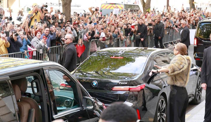 Céline Dion was cheered by her fans as she left the Royal Monceau Hotel in Paris, before heading to the Plenitude Arena in Paris La Défense for her third concert, September 16, 2026 Christophe Aubert Bestimage Céline Dion is acclaimed by fans as she leaves the Royal Monceau Hotel in Paris, before heading to the Plenitude Arena at Paris La Défense for her third concert date on September 18, 2026, Paris, France  Copyright: xChristophexAubertx xBestimagexChristophexAubertx xBestimagex