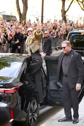 Céline Dion was cheered by her fans as she left the Royal Monceau Hotel in Paris, before heading to the Plenitude Arena in Paris La Défense for her third concert, September 16, 2026 Christophe Aubert Bestimage Céline Dion is acclaimed by fans as she leaves the Royal Monceau Hotel in Paris, before heading to the Plenitude Arena at Paris La Défense for her third concert date on September 18, 2026, Paris, France  Copyright: xChristophexAubertx xBestimagexChristophexAubertx xBestimagex