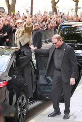 Céline Dion was cheered by her fans as she left the Royal Monceau Hotel in Paris, before heading to the Plenitude Arena in Paris La Défense for her third concert, September 16, 2026 Christophe Aubert Bestimage Céline Dion is acclaimed by fans as she leaves the Royal Monceau Hotel in Paris, before heading to the Plenitude Arena at Paris La Défense for her third concert date on September 18, 2026, Paris, France  Copyright: xChristophexAubertx xBestimagexChristophexAubertx xBestimagex