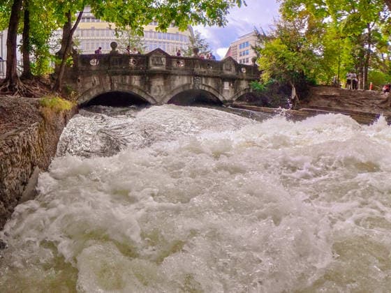 Störung an der Münchner Eisbachwelle, die berühmte Surfwelle ist seit gestern verschwunden, nach einem starken Anstieg des Wasserstands bildete sich nur noch gefährliches Weißwasser, München, 18. September 2026 Deutschland, München, 18. September 2026, Störung an der Münchner Eisbachwelle, die berühmte Surfwelle ist seit gestern verschwunden, nach einem starken Anstieg des Wasserstands bildete sich nur noch gefährliches Weißwasser, Touristen und Münchner Zuschauer am Ufer wundern sich: kein Surfer an der berühmten Eisbachwelle, und das ausgerechnet vor Beginn des Oktoberfests, der Pegel wird inzwischen wieder abgesenkt, wann sich erneut eine surfbare Welle bildet, ist nicht vorherzusagen, ob morgen oder erst in einer Woche i