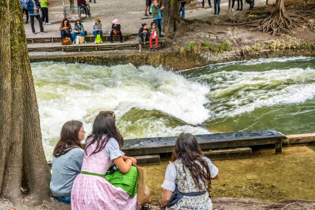 Störung an der Münchner Eisbachwelle, die berühmte Surfwelle ist seit gestern verschwunden, nach einem starken Anstieg des Wasserstands bildete sich nur noch gefährliches Weißwasser, München, 18. September 2026 Deutschland, München, 18. September 2026, Störung an der Münchner Eisbachwelle, die berühmte Surfwelle ist seit gestern verschwunden, nach einem starken Anstieg des Wasserstands bildete sich nur noch gefährliches Weißwasser, Touristinnen und einheimische Zuschauer am Ufer wundern sich: kein Surfer auf der berühmten Eisbachwelle, und das ausgerechnet vor Beginn des Oktoberfests, der Pegel wird inzwischen wieder abgesenkt, wann sich erneut eine surfbare Welle bildet, ist nicht vorherzusagen, ob morgen oder erst in einer W