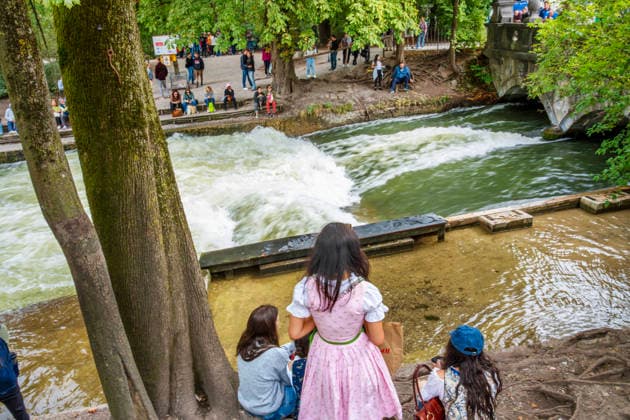 Störung an der Münchner Eisbachwelle, die berühmte Surfwelle ist seit gestern verschwunden, nach einem starken Anstieg des Wasserstands bildete sich nur noch gefährliches Weißwasser, München, 18. September 2026 Deutschland, München, 18. September 2026, Störung an der Münchner Eisbachwelle, die berühmte Surfwelle ist seit gestern verschwunden, nach einem starken Anstieg des Wasserstands bildete sich nur noch gefährliches Weißwasser, Touristinnen und einheimische Zuschauer am Ufer wundern sich: kein Surfer an der berühmten Eisbachwelle, und das ausgerechnet vor Beginn des Oktoberfests, der Pegel wird inzwischen wieder abgesenkt, wann sich erneut eine surfbare Welle bildet, ist nicht vorherzusagen, ob morgen oder erst in einer W